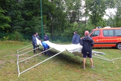 Das erste Zelt nimmt Form an