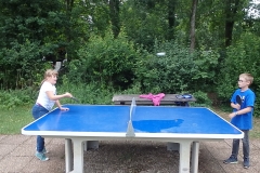 Amelie und Julien spielen Tischtennis