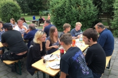 Das Abschlussessen heute mal hinter dem Feuerwehrhaus