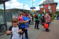 Wir warten erschöpft auf den Bus