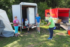 Vier fast fertige Fackeln