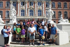 Ein Gruppenfoto an der Kurfürstenresidenz