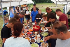 Manche haben Salat mit Fleisch. Manche haben Fleisch mit Salat.